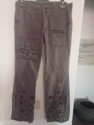 Pantalones grises Coronel Tapioca flores bordadas