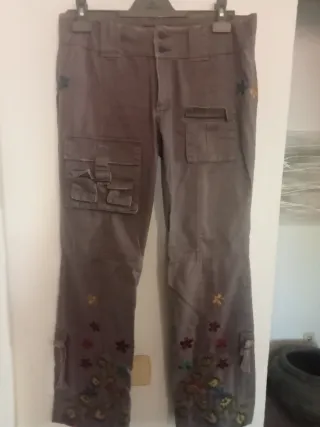 Pantalones grises Coronel Tapioca flores bordadas