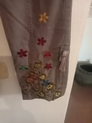 Pantalones grises Coronel Tapioca flores bordadas