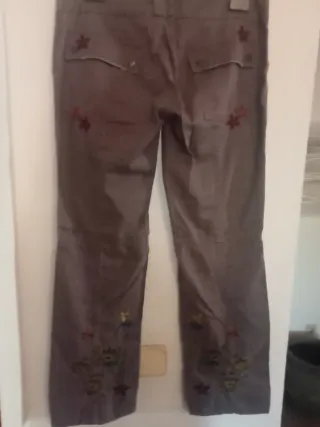 Pantalones grises Coronel Tapioca flores bordadas