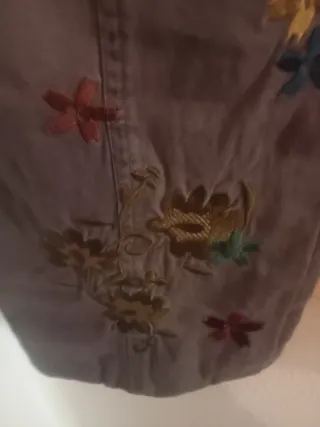 Pantalones grises Coronel Tapioca flores bordadas