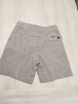 Pantalón corto gris con cremalleras