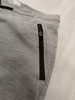 Pantalón corto gris con cremalleras