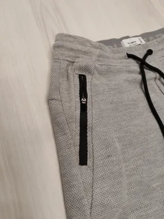 Pantalón corto gris con cremalleras