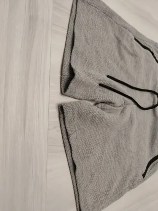 Pantalón corto gris con cremalleras