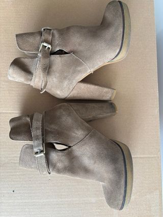 Botines de ante con hebilla