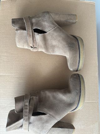 Botines de ante con hebilla