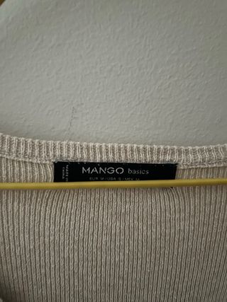 Vestido corto beige, mangas largas.