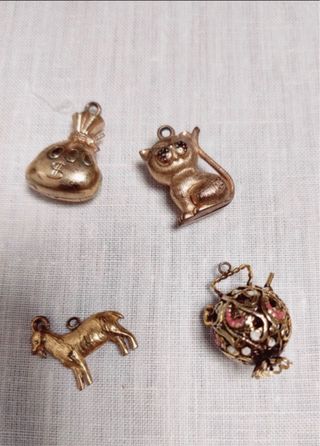 Lote 4 charms o colgantes dorados
