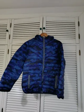 Chaqueta acolchada azul y negra