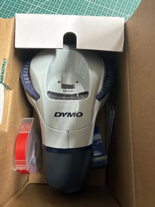 Dymo Etiquetadora en Relieve con 3 Cintas