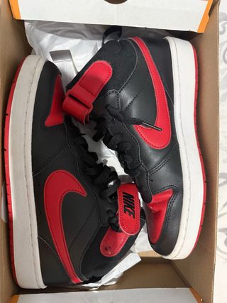 Zapatillas Nike Negras y Rojas