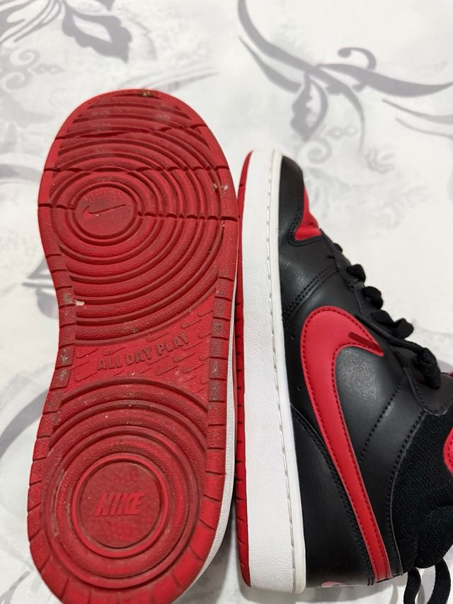 Zapatillas Nike Negras y Rojas