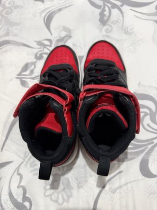 Zapatillas Nike Negras y Rojas