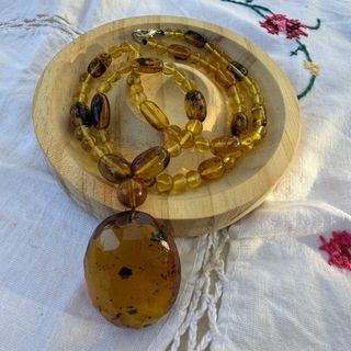 Collar de ámbar con colgante