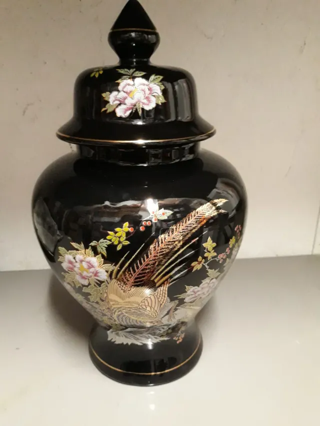 Jarrón de cerámica negro con tapa