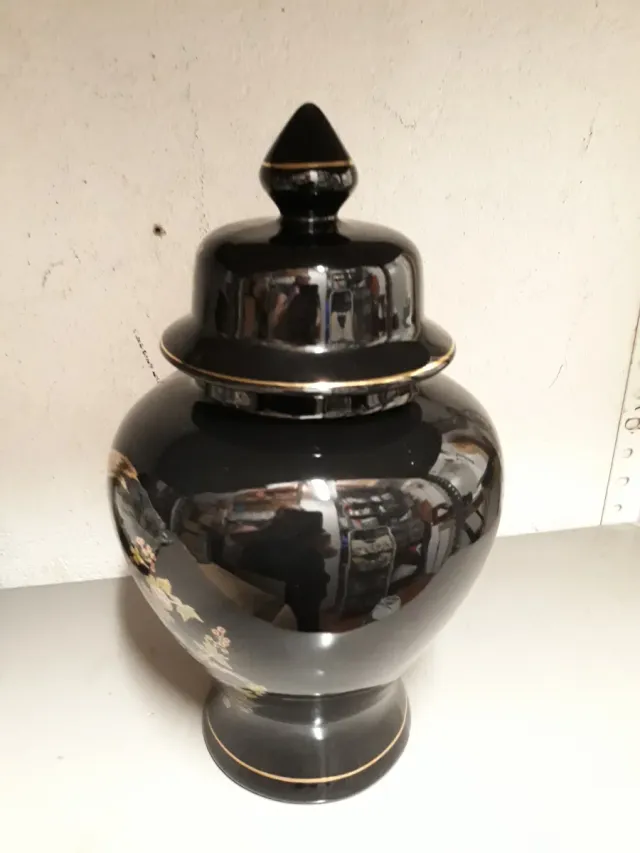 Jarrón de cerámica negro con tapa