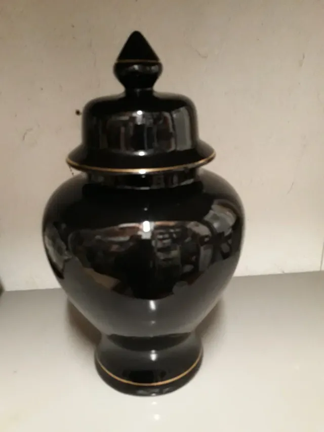Jarrón de cerámica negro con tapa