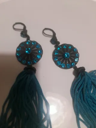 Orecchini pendenti turchesi con strass