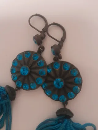 Orecchini pendenti turchesi con strass