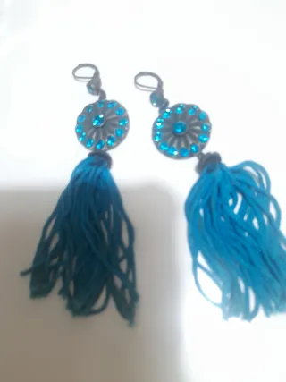 Orecchini pendenti turchesi con strass