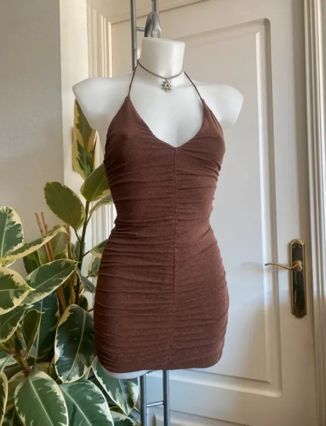 Vestido marrom com alças justas