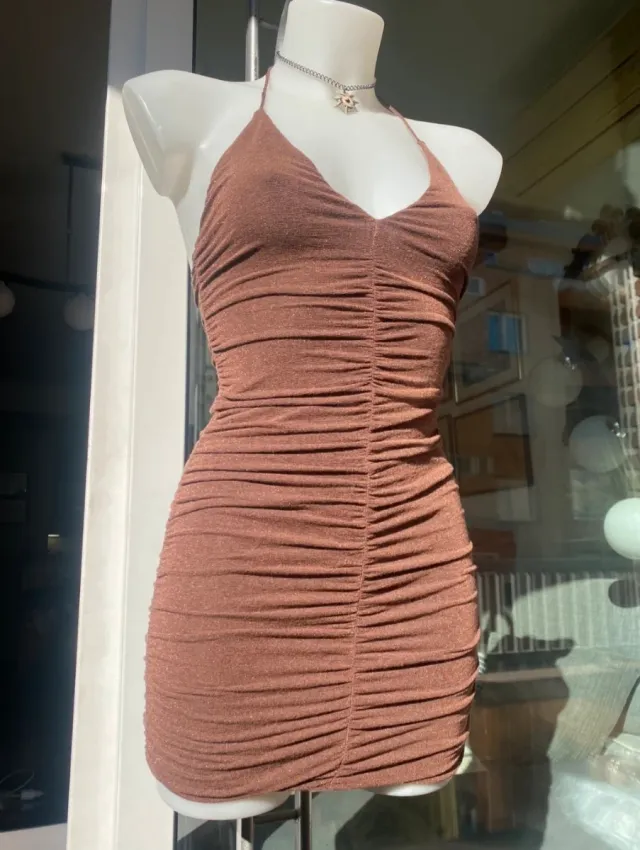 Vestido marrom com alças justas