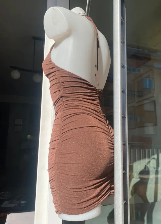 Vestido marrom com alças justas