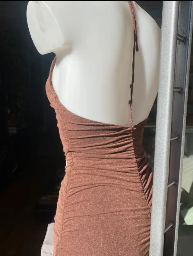 Vestido marrom com alças justas