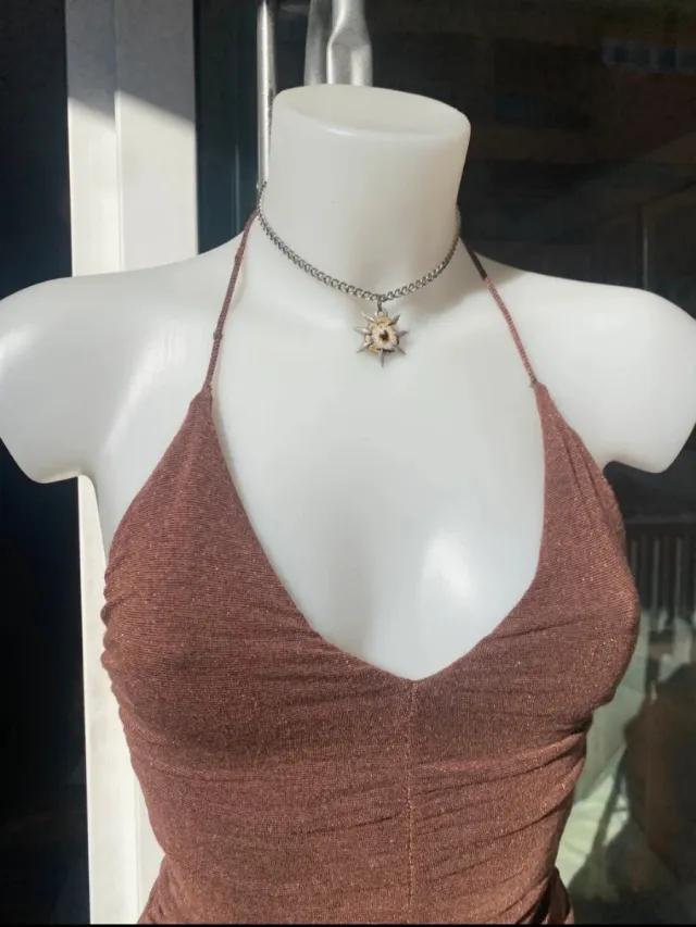 Vestido marrom com alças justas