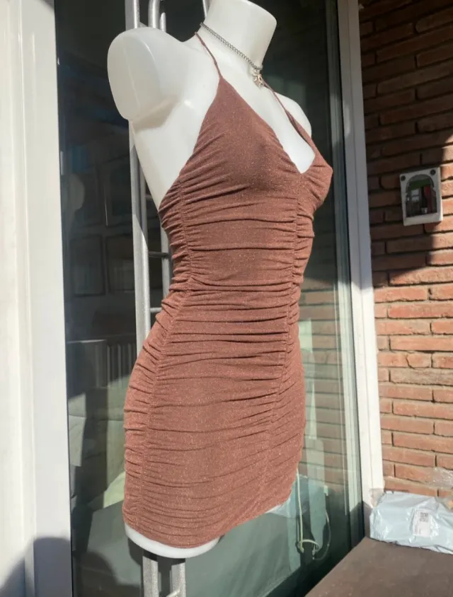Vestido marrom com alças justas