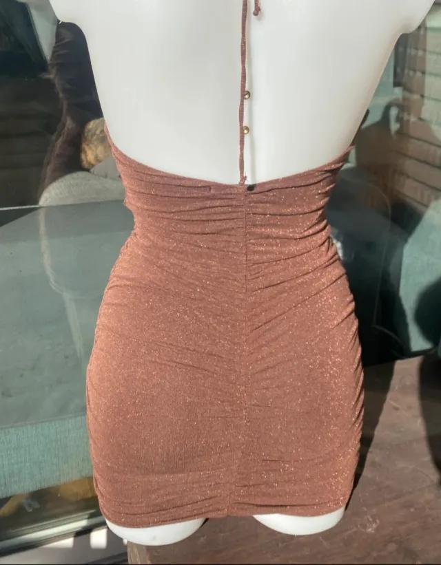 Vestido marrom com alças justas