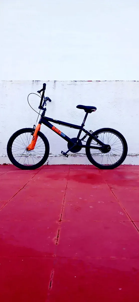 Bicicleta BMX negra y naranja