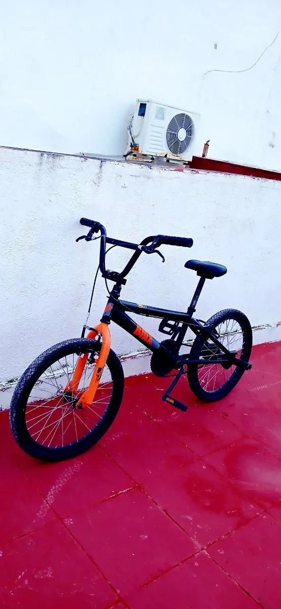 Bicicleta BMX negra y naranja