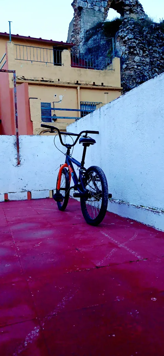Bicicleta BMX negra y naranja