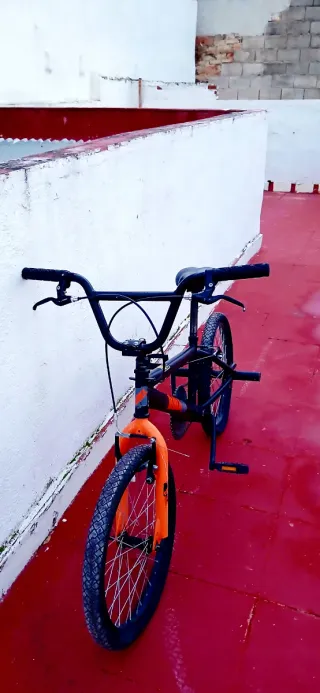 Bicicleta BMX negra y naranja