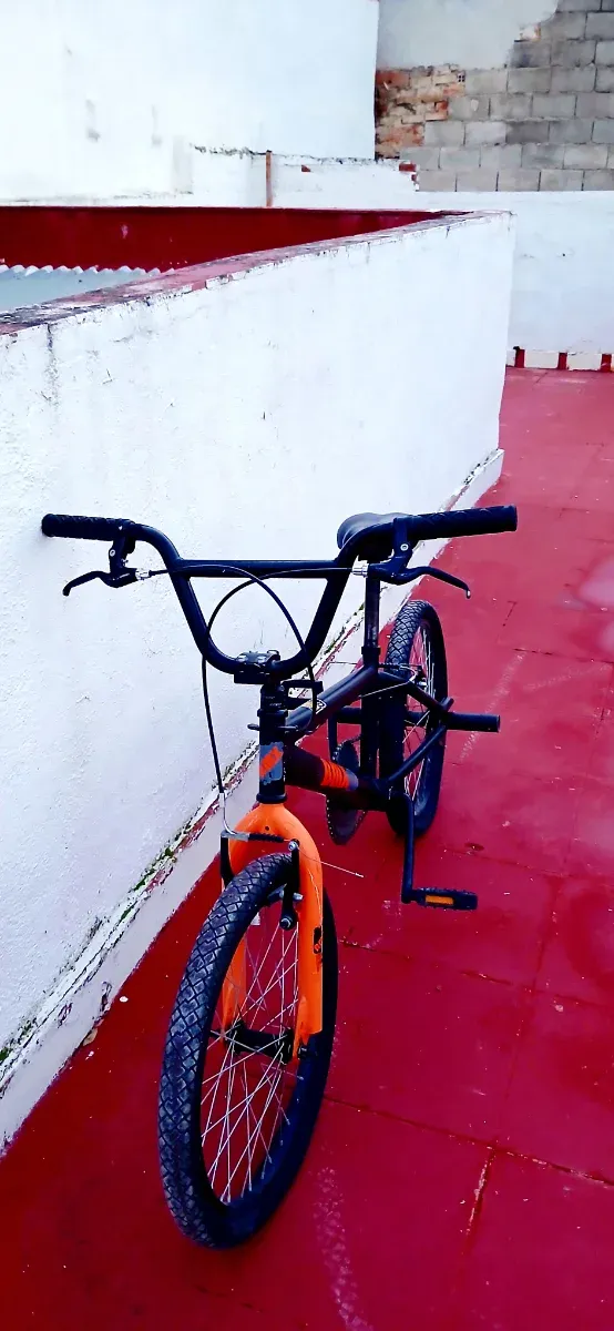Bicicleta BMX negra y naranja