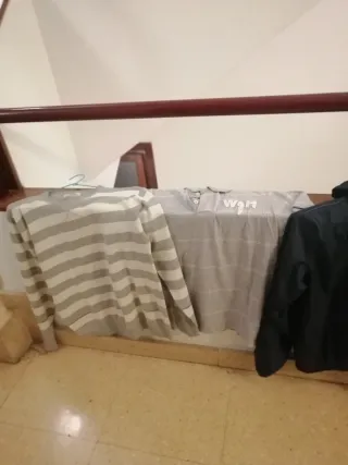 Chaqueta, camisa y sudadera gris