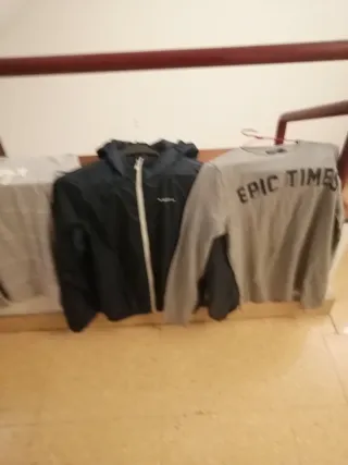 Chaqueta, camisa y sudadera gris