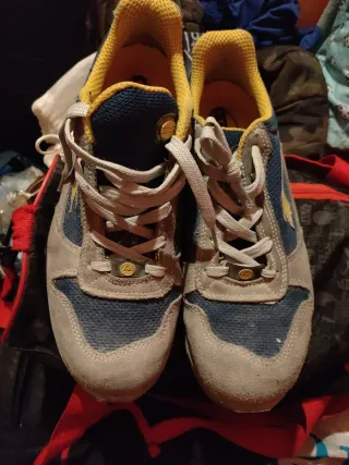 Zapatos de seguridad azules y grises