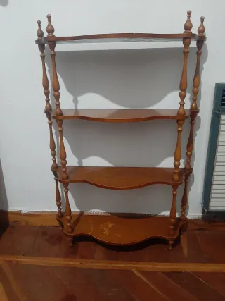 Estantería de madera marrón