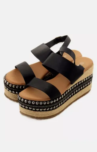 Cuñas negras y de yute con tachuelas