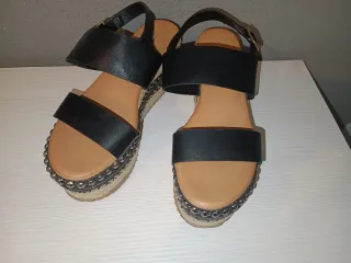 Cuñas negras y de yute con tachuelas