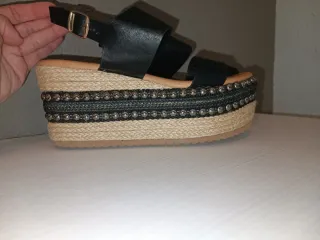 Cuñas negras y de yute con tachuelas