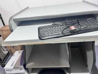 Escritorio gris madera y plástico