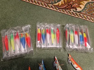 Lote 29 señuelos poteras pajaritos pesca