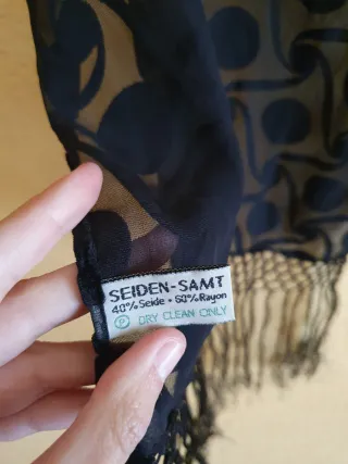 Foulard negro con flecos