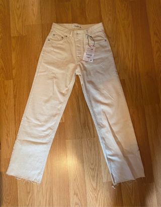 Pantalón beige ancho con rotos