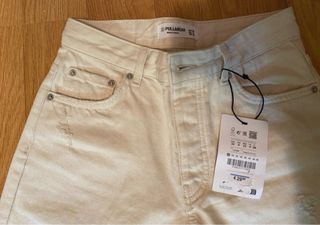 Pantalón beige ancho con rotos