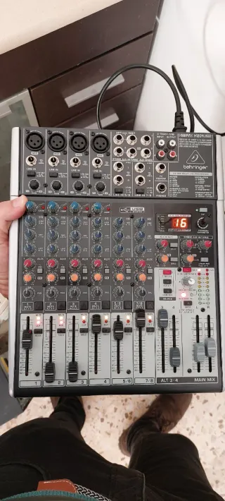 Mesa de mezclas Behringer XENYX